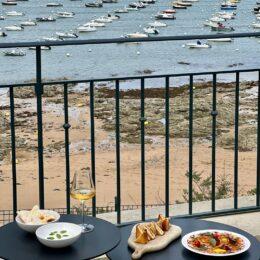 Partager devant la mer quelques huîtres de Cancale, un croque à la truffe, un carpaccio…